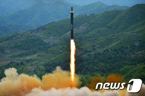 북한이 지난 14일 지대지 중장거리 미사일(IRBM)인 '화성-12형'의 시험발사에 성공했다고 15일 노동신문이 보도했다. (노동신문) 2017.5.15/뉴스1