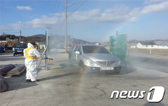 구제역 및 AI 차단을 위해 방역초소에서 차량 소독을 실시하고 있는 모습.© News1