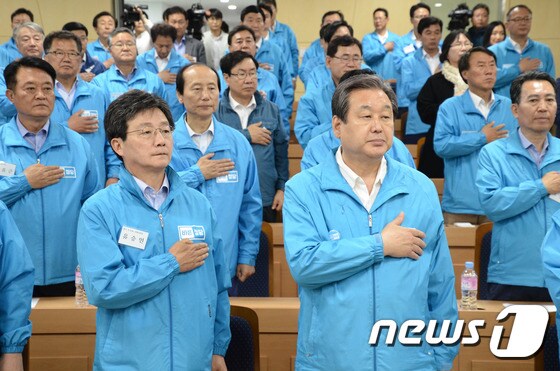 바른정당 김무성 고문(오른쪽)과 유승민 의원. 뉴스1 © News1 고재교 기자