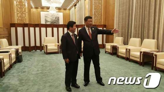 시진핑(習近平) 중국 국가주석(좌측)과 박병석 더불어민주당 의원이 지난 14일 오후 중국 베이징 인민대회당에서 만나 대화를 나누고 있다.(박병석 의원실 제공)© News1