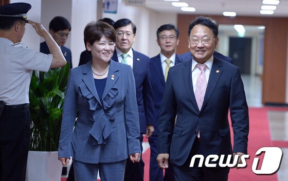 유일호 총리 권한대행 겸 경제부총리(오른쪽)와 강은희 여성가족부 장관. © News1 이동원 기자