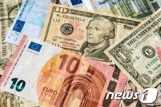 미국 달러와 유로 지폐.© AFP=News1