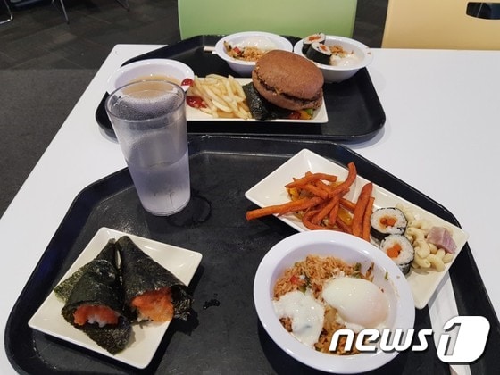 다양한 국적의 음식이 구비된 구글 본사의 식당. 아침과 점심, 저녁 식사도 모두 제공된다. © News1