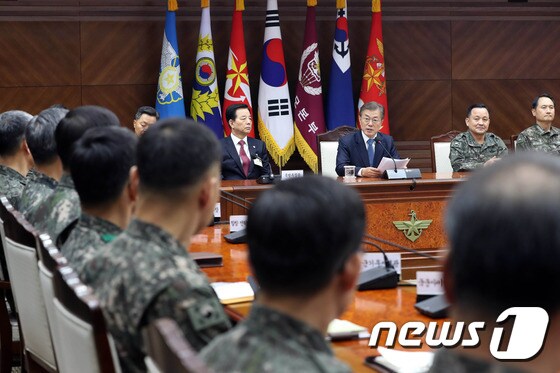 문재인 대통령이 17일 오후 취임 후 처음으로 서울 용산구 국방부를 방문, 회의실에서 인사말을 하고 있다. 