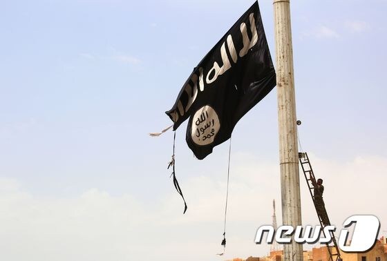 시리아의 한 마을에 걸린 이슬람국가(IS)의 깃발. © AFP=뉴스1