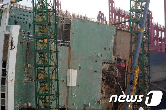 코리아 쌀베지 작업자들이 19일 오후 전남 목포신항에 거치된 세월호에서 5층 천장 제거 작업을 하고 있다. 2017.5.19/뉴스1 © News1 남성진 기자