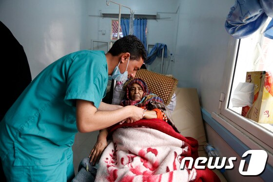콜레라에 감염된 여성이 예멘 수도 사나의 한 병원에서 치료를 받고 있는 모습. © AFP=뉴스1