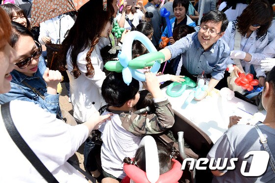 김성환 노원구청장이 지난해 어린이날 행사에서 어린이들과 이야기하고 있다(노원구 제공). © News1