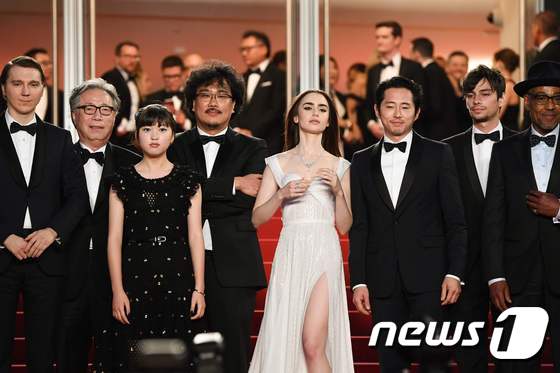 '옥자' 봉준호 감독 및 배우들이 포즈를 취하고 있다. © AFP=뉴스1