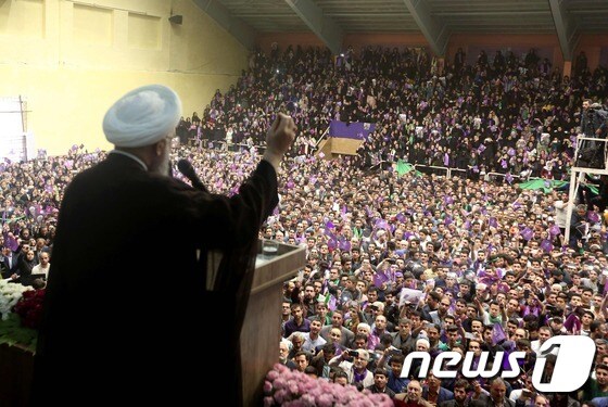 로하니 대통령이 열성 지지자들을 향해 연설하고 있다. © AFP=뉴스1