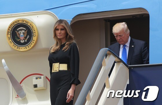 도널드 트럼프 미국 대통령과 멜라니아 여사가 20일(현지시간) 사우디 수도 리야드에 도착했다. © AFP=뉴스1