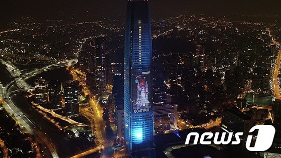 중남미 최고층 빌딩에 나타난 '갤럭시 S8'