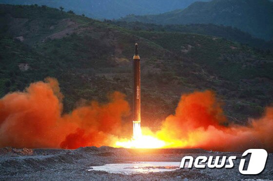 21일 오후 북한이 평안남도 북창 일대서 탄도미사일 1발을 발사했다. 사진은 북한의 지대지 중장거리 전략탄도로켓(IRBM)인 '화성-12형'의 시험발사 장면.(뉴스1DB) 2017.5.21/뉴스1 © News1 이종덕 기자