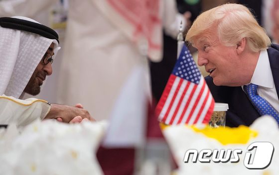 21일(현지시간) 사우디아라비아에서 모하메드 빈 자예드 알 나하얀 아부다비 왕세자(왼쪽)와 만난 도널드 트럼프 미국 대통령. © AFP=뉴스1