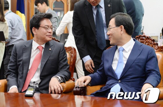 정우택 자유한국당 원내대표(왼쪽)와 주호영 바른정당 원내대표. 2017.5.22/뉴스1 © News1 박세연 기자