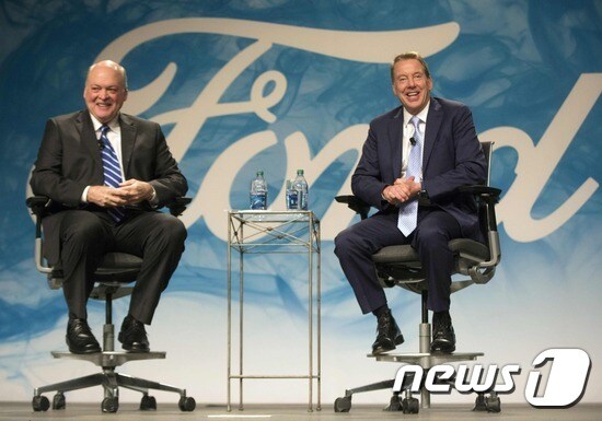 22일(현지시간) 제임스 해켓(좌)이 포드자동차의 새로운 최고경영자(CEO)로 임명된 후 빌 포드 주니어 포드 회장과 기자회견을 갖고 있다. © AFP=뉴스1