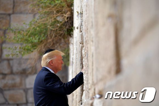 유대교 전통 모자를 쓴 도널드 트럼프 미국 대통령이 22일(현지시간) 유대교 최대 성지 예루살렘 '통곡의 벽'을 방문했다. © AFP=뉴스1