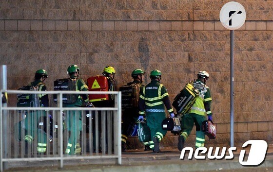 맨체스터 폭발 현장에 의료진과 구조대가 긴급 투입됐다. © AFP=뉴스1