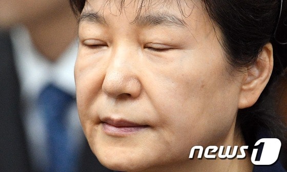지난 5월23일 박근혜 전 대통령이 법정에서 눈을 감고 재판 시작을 기다리고 있다. © News1