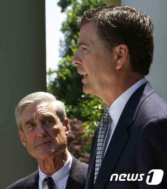 로버트 뮬러 러시아 스캔들 특별검사(왼쪽)와 제임스 코미 전 미 연방수사국(FBI) 국장(오른쪽)© AFP=뉴스1