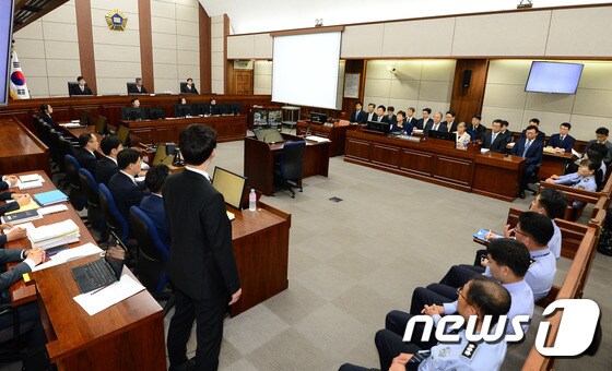 박근혜 전 대통령의 첫 공판 모습 . 2017.5.23/뉴스1 © News1 사진공동취재단