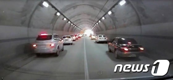 22일 오후 청주 상리터널에서 119구급차의 사이랜이 울리자 운전자들이 길을 터주고 있다.(괴산소방서 제공)© News1