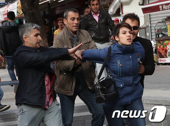 [사진] 시위대 강제연행하는 터키 경찰