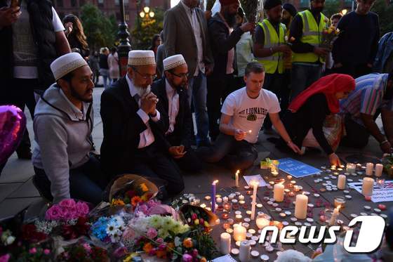 영국 맨체스터 앨버트광장에서 23일(현지시간) 테러 희생자들을 추모하는 발걸음이 이어지고 있다. © AFP=뉴스1