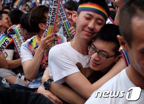 [사진] 포옹하는 대만 동성커플