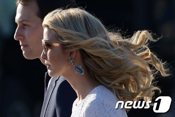 도널드 트럼프 미국 대통령의 딸 이방카와 남편 자레드 쿠시너 백악관 선임 고문이 23일 (현지시간) 로마 피우미치노 공항에 도착하고 있다. © AFP=뉴스1
