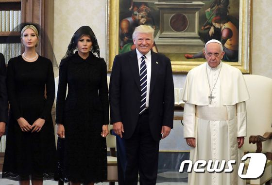 24일(현지시간) 이탈리아 바티칸에서 교황과 기념사진을 촬영한 도널드 트럼프 미 대통령과 가족. © AFP=뉴스1