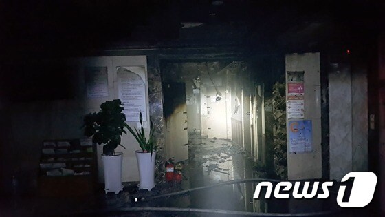 병원 내부가 불에 타 천장과 바닥이 검게 그을려 있다.(부산소방본부 제공)© News1