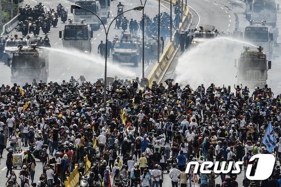 [사진] 베네수엘라 경찰 -시위대 격렬 충돌