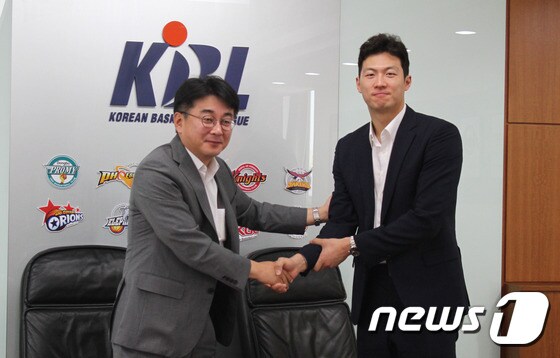 이정현(오른쪽)이 25일 서울 강남구의 KBL센터에서 계약서에 서명한 뒤 조진호 전주 KCC 사무국장과 기념 촬영을 하고 있다.(제공=KBL) © News1