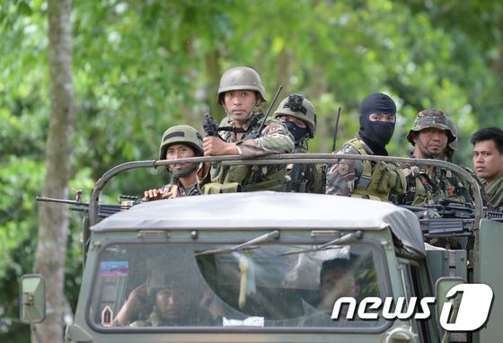 필리핀 남부 민다나오섬 말라위시에서 IS 추종단체가 시민을 상대로 인질극과 무자비한 테러를 벌여 무장 병력이 긴급 투입됐다. © AFP=뉴스1