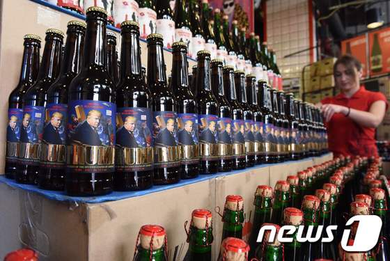 지난 20일(현지시간) 우크라이나 서부 리보프에 있는 프라우다 맥주숍에 트럼프 맥주가 진열돼있다. © AFP=뉴스1