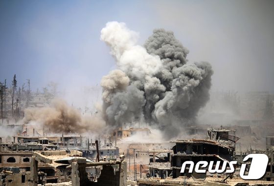 시리아 반군 장악지역인 다라에 대한 공습 현장. © AFP=뉴스1