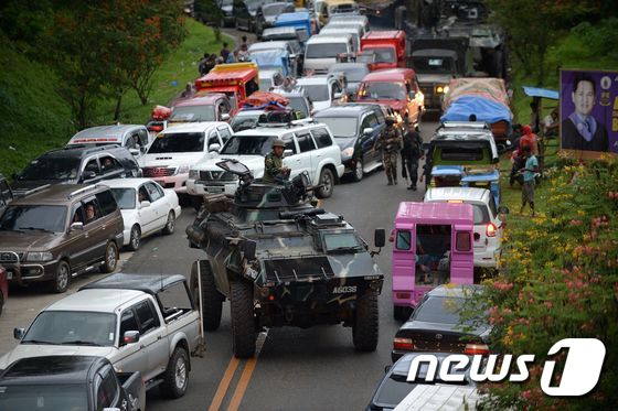 IS 추종 단체가 민간인 인질극을 벌인 필리핀 남부 말라위에 계엄령이 선포됐다. 정부군은 헬기와 탱크 등을 동원해 무장 세력과 극렬하게 대치했다.  © AFP=뉴스1