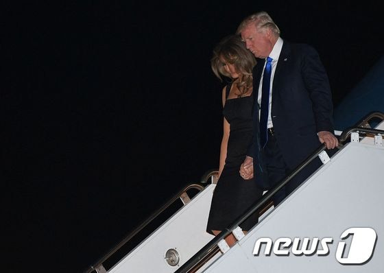 25일(현지시간) 도널드 트럼프 미국 대통령과 부인 멜라니아 여사가 이탈리아 시칠리아에 도착해 전용기에서 내리고 있다.© AFP=뉴스1