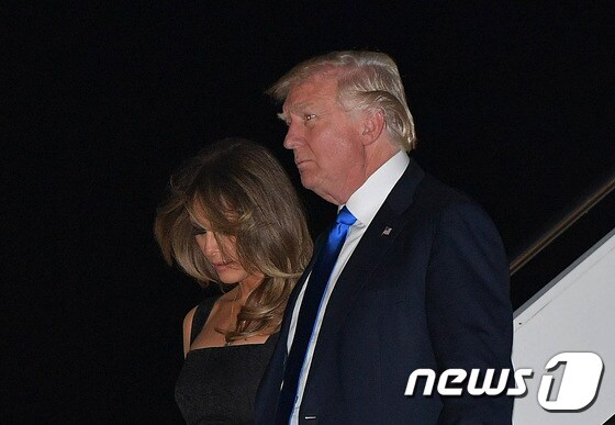 도널드 트럼프 미국 대통령과 부인 멜라니아 여사가 25일 (현지시간) G7 정상회담에 참석하기 위해 시칠리아 섬의 카타니아에 도착하고 있다. © AFP=뉴스1 © News1 우동명 기자