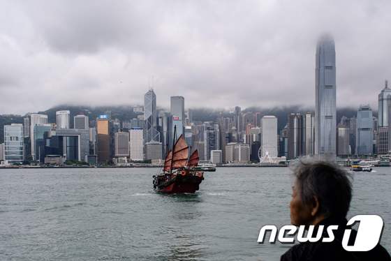 홍콩 빅토리아만에서 보이는 도시 전경© AFP=뉴스1