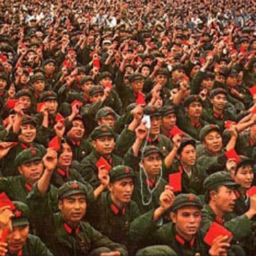 홍위병들이 마오쩌둥 어록인 홍서를 들어 보이며 충성을 다짐하고 있다 - 바이두  갈무리