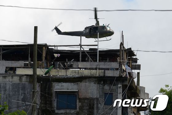 28일(현지시간) 필리핀 남부 민다나오 섬 말라위 지역에 정부군 헬리콥터가 떠 있다.  © AFP=뉴스1