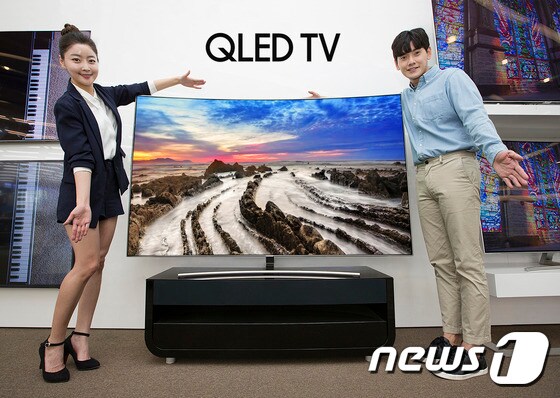 삼성전자 모델들이 29일 QLED TV 'Q8(커브드)' 75형을 소개하고 있다. (삼성전자 제공) 2017.5.29/뉴스1