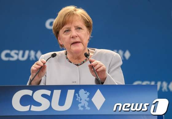 앙겔라 메르켈 독일 총리가 27일 (현지시간)  유세에서 연설을 하고 있다. G7 정상회의에 참석하고 돌아온 메르켈 총리는 이날 연설에서 전적으로 의지할 수 있는 이웃은 없다며 유럽의 운명은 유럽 스스로 책임져야 한다고 말했다. © AFP=뉴스1 © News1 