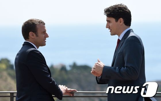 26일(현지시간) 저스틴 트뤼도 캐나다 총리와 에마뉘엘 마크롱 프랑스 대통령이 G7 정상회의가 열린 이탈리아 시칠리아 섬에서 서로를 바라보며 이야기를 나누고 있다. © AFP=뉴스1