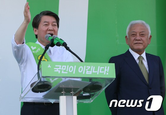 김한길 전 의원(오른쪽). 2017.5.3/뉴스1 © News1 송원영 기자