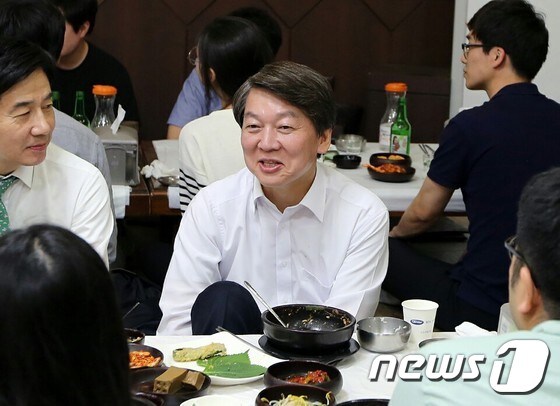 안철수 국민의당 대통령 후보가 3일 전북 남원의 한 식당에서 저녁식사를 하며 기자들과 대화를 나누고 있다. © News1