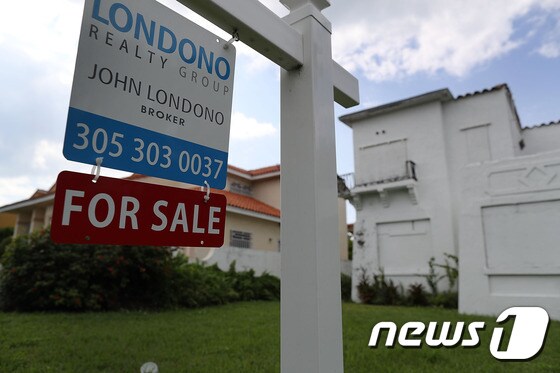 미국 플로리다주 마이애미에서 매물로 나온 한 주택 © AFP=뉴스1