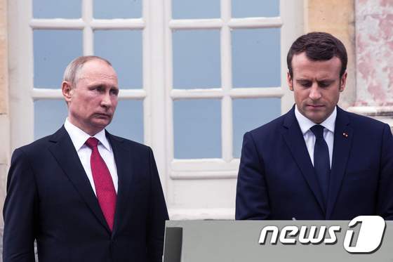 베르사유 궁전에서 회담 후 기자회견을 하는 러시아-프랑스 정상© AFP=뉴스1